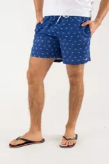 Short de baño azul con estampado de hojas de palmera en tonos azules, blancos y rosados.