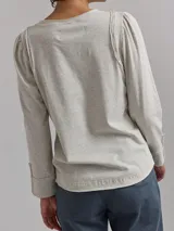 Remera gris claro de algodón con mangas largas abullonadas y escote en V.