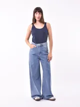 Musculosa de algodón color azul marino con breteles finos y escote redondo.