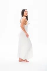 Vestido largo blanco de punto acanalado, con escote en V y corte ajustado.