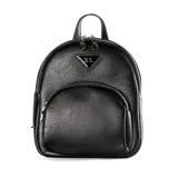 Mochila negra de cuero sintético con textura graneada. Tiene un compartimento principal con cierre doble, un bolsillo interno con cierre, un bolsillo interno abierto y un bolsillo externo con cierre. Las correas son regulables y los herrajes son plateados.