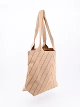 Bolso tipo tote de tejido de punto color crudo con diseño de líneas diagonales negras formando figuras geométricas. Tiene doble asa corta de hombro.