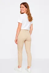 Pantalón de jean negro, corte skinny y tiro medio.