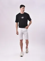 Bermuda de gabardina color blanco, corte recto y largo a la rodilla.