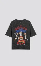 Remera negra con efecto nevado, cuello redondo y mangas cortas. Estampado en la espalda con Mickey Mouse vestido de chef, rodeado de llamas y utensilios de cocina.