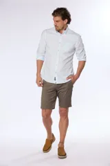 Bermuda color beige, de corte clásico, confeccionada en algodón y spandex.