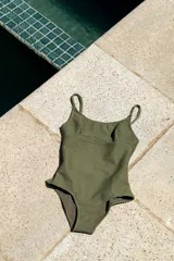 Traje de baño enterizo negro con escote en U, tiras finas y espalda redondeada. Sin almohadillas.