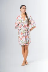 Bata kimono corta de algodón estampado con flores rojas, violetas y verdes. Tiene mangas al codo y lazo de ajuste en la cintura.
