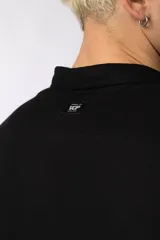 Camisa color crudo de lino con caída liviana y calce relajado, cuello abierto y manga larga. Confeccionada en 70% rayón y 30% lino.