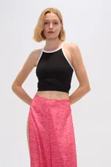 Top blanco de poliamida, corte cropped, al cuerpo y cuello a la base con ribete verde.