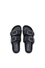 Sandalias negras con doble tira, hebillas plateadas y tachas decorativas. Suela con plataforma baja color suela.
