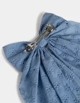 Hebilla francesa para el pelo color celeste con moño grande de tela bordada con flores.