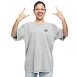 Remera gris de manga corta con cuello redondo y estampado pequeño en el pecho de una calavera con lentes de sol y el texto "La Vela Puerca".