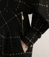 Pantalón aladim con cintura ancha pespuntado, pliegues y barra ajustada con botones.