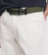 Cinturón verde militar de poliéster y elastano, con hebilla cuadrada negra de poliuretano y detalles en cuero sintético negro.