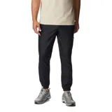 Pantalón deportivo negro de corte ajustado, con cintura elástica ajustable, bolsillos laterales con cierre y puños elásticos.