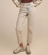 Pantalón de jean celeste, modelo mom, con lavado dirty, cintura con trabillas, cierre por botón y cremallera y bolsillos.