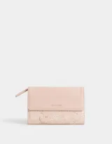 Billetera color rosa pálido con estampado de flores pequeñas, formato fichero con solapa y tag en relieve. Tiene cierre superior con puller, solapa con broche, compartimento para tarjetas y bolsillo interno con solapa.