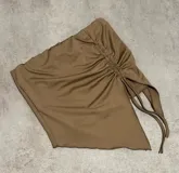 Top bandeau con detalle de frunce ajustable en el centro y tiras finas para atar.