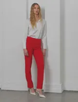 Pantalón largo color beige, de gabardina elastizada, marca Zac & Rachel, con bolsillos delanteros y traseros.