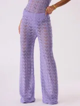 Pantalón de tejido de punto calado color lila, de corte palazzo y cintura alta.