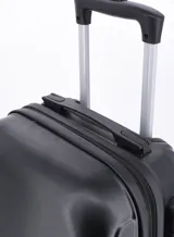 Valija rígida color negro con ruedas desmontables y manija retráctil.