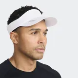 Visera deportiva 2XU negra, con ala semicurvada y banda interna para absorción de humedad. Presenta el logotipo 2XU en blanco en el panel frontal y en el cierre trasero de velcro ajustable.