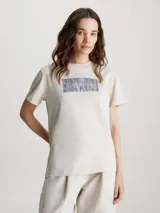 Remera de algodón color crema con logo de Calvin Klein estampado en el pecho.