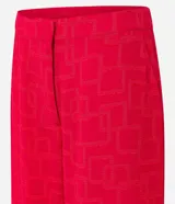 Pantalón wide leg rojo con textura jacquard geométrica, tiro alto y cierre tradicional.