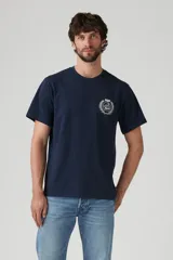 Remera azul marino de corte recto y mangas cortas, con cuello redondo y estampado en el pecho con un logo de un velero dentro de una corona de laureles.