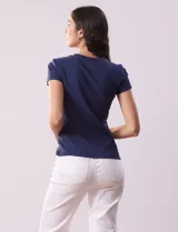 Remera azul marino de modal con textura acanalada, cuello redondo y mangas cortas con detalle de frunce en los hombros.