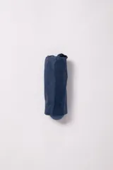 Paraguas plegable azul marino con mango curvo.