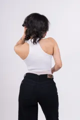 Body negro con cuello alto, mangas sisa y transparencias de tul en el escote y los laterales.