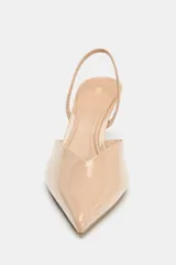 Zapato destalonado de charol negro con escote en pico, tira trasera ajustable y tacón fino.