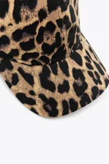 Gorra de sarga con estampado animal print de leopardo, con visera y ajuste trasero.