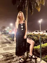 Vestido corto tejido en lurex con diseño geométrico en cuero en el frente, breteles de cuero intervenido a mano con tientos de cuero plateado y terminación en flecos.