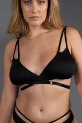 Soutien negro sin aro de lycra, con escote cruzado, espalda entera y detalle de tira en la cintura. Breteles elásticos y regulables.