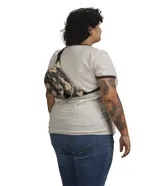 Riñonera negra de diseño práctico, con múltiples compartimentos y cierre seguro.