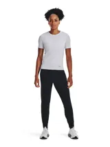 Pantalón de chándal negro Under Armour Unstoppable para mujer, con cintura elástica ajustable, bolsillos laterales con cierre y tobillos ajustados.