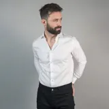 Camisa celeste de vestir, de corte clásico y manga larga.