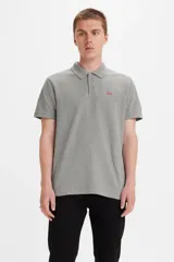 Polo gris con cuello clásico, tapeta de tres botones y logo de Levi's bordado en el pecho.