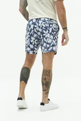 Short de baño con estampado a rayas verticales en tonos celeste y blanco, con cintura elástica ajustable con cordón, dos bolsillos laterales y uno trasero.