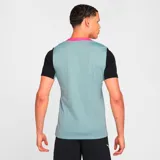 Remera deportiva Nike Strike de hombre, color celeste con mangas cortas negras y detalles en fucsia en hombros y logo.
