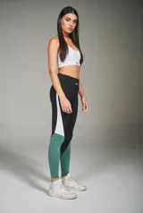 Calza deportiva larga negra con recortes laterales en blanco y verde.