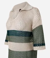 Remera de punto calado color beige con rayas horizontales verdes, cuello en V y mangas 3/4.