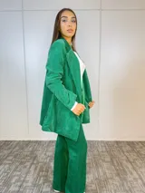Blazer verde de pana con corte clásico y solapas.