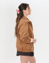 Broche para el pelo color crema con diseño de cerezas rojas y moño rojo.