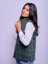 Chaleco de paño color gris con cierre frontal, confeccionado en lana.