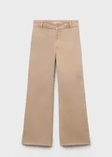 Pantalón de jean color beige, corte culotte, tiro alto y bajo deshilachado.