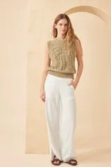 Chaleco de punto color verde oliva, sin mangas, con diseño calado y cuello redondo.